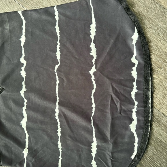 Lace v-neck top. - Picture 4 of 11